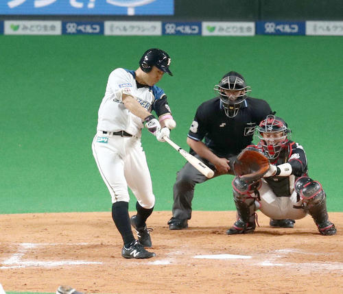 日本ハム対ロッテ　8回裏日本ハム2死一塁、右越え2点本塁打を放つ田中賢（撮影・黒川智章）