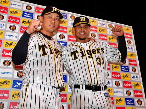 阪神対巨人　サヨナラ勝ちでお立ち台にあがる高山俊（左）とジェフリー・マルテ（撮影・清水貴仁）