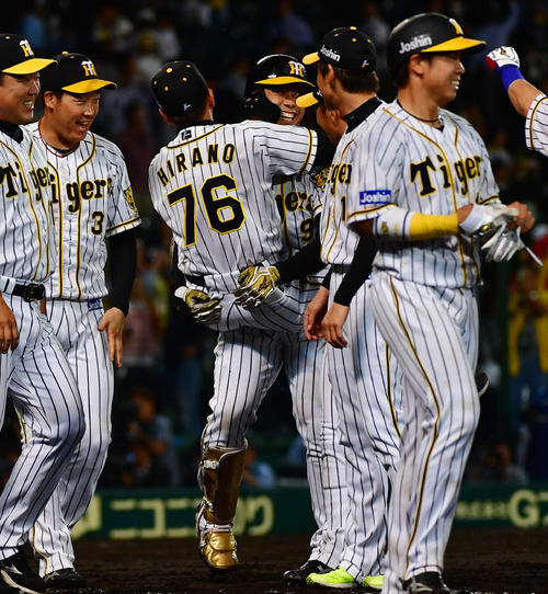 阪神対巨人　12回裏阪神1死満塁、右越えのサヨナラ満塁本塁打を放ち平野恵一打撃コーチに抱きつかれる高山俊（撮影・清水貴仁）