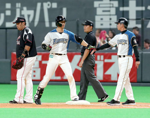 日本ハム対ロッテ　8回裏日本ハム2死、西川は右前打を放つ（撮影・佐藤翔太）