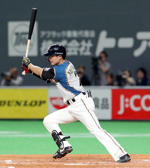 日本ハム対ロッテ　3回裏日本ハム2死、西川は右前打を放つ（撮影・佐藤翔太）