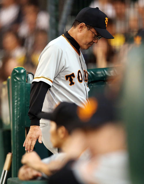 阪神対巨人　12回表、選手交代を告げた後、ベンチに戻る原監督（撮影・狩俣裕三）