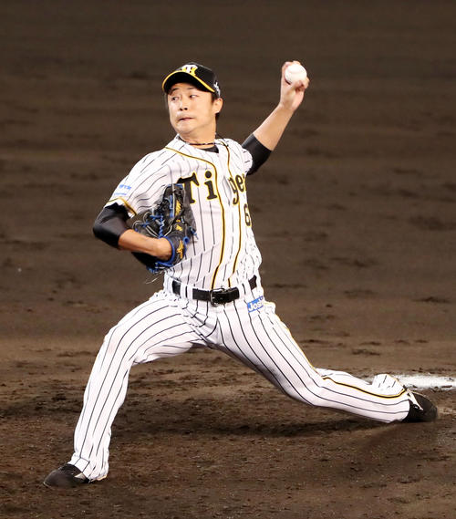 阪神対巨人　6回表、阪神2番手で登板する島本（撮影・加藤哉）