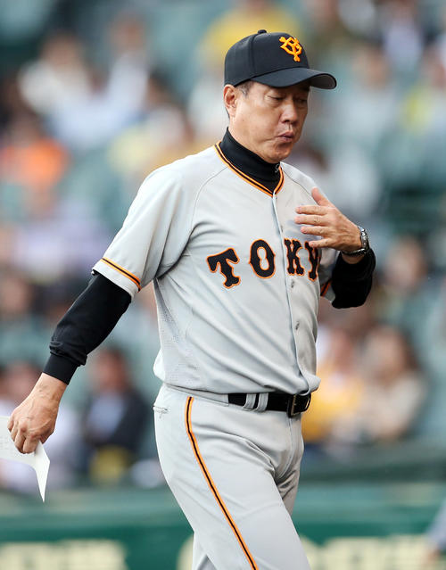 阪神対巨人　メンバー表の確認後、胸をなで下ろすようなジェスチャーをする原監督（撮影・狩俣裕三）