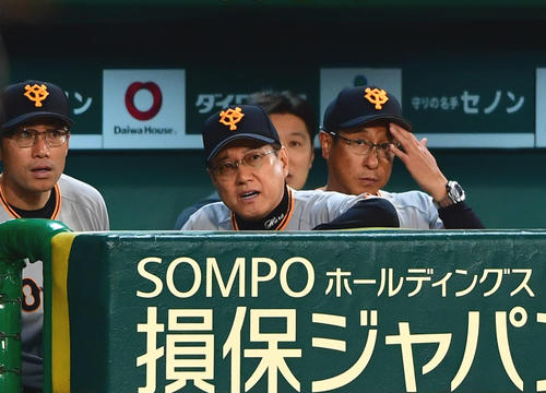 阪神対巨人　9回、ベンチで厳しい顔をみせる巨人原辰徳監督（中央）（撮影・清水貴仁）