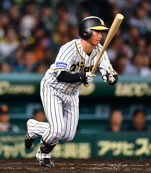 阪神対巨人　5回裏阪神2死一塁、右翼線へ二塁打を放つ近本（撮影・清水貴仁）