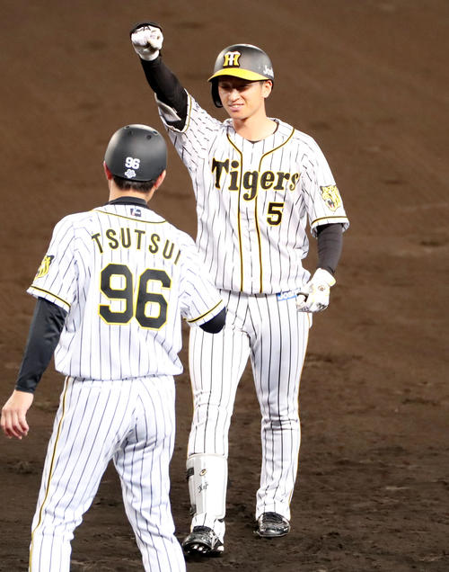 阪神対巨人　7回裏阪神1死一塁、近本は左前打を放ちガッツポーズを見せる（撮影・加藤哉）