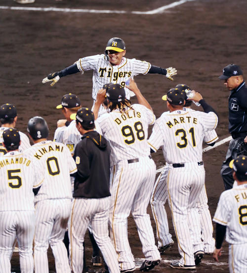 阪神対巨人　12回裏阪神1死満塁、代打高山は右越えサヨナラ満塁本塁打を放ちナインの待つ本塁へ歓喜の生還（撮影・加藤哉）