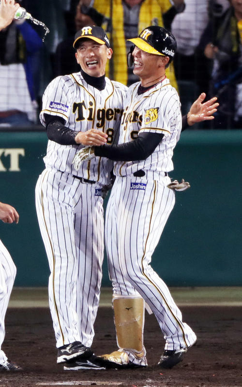 阪神対巨人　サヨナラ満塁本塁打を放った阪神高山（右）と抱き合って喜ぶ矢野監督（撮影・前田充）