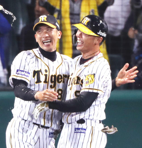 サヨナラ満塁本塁打を放った阪神高山（右）と抱き合って喜ぶ矢野監督（撮影・前田充）