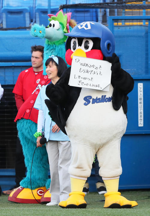 始球式を務める磯野貴理子に「しせいかつをぎせいにしてくれた」とからかう？つば九郎（撮影・足立雅史）