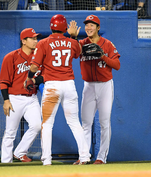 ヤクルト対広島　4回表広島2死二塁、菊池涼介の適時打の適時打で生還しあt野間峻祥を迎える山口（撮影・たえ見朱実）