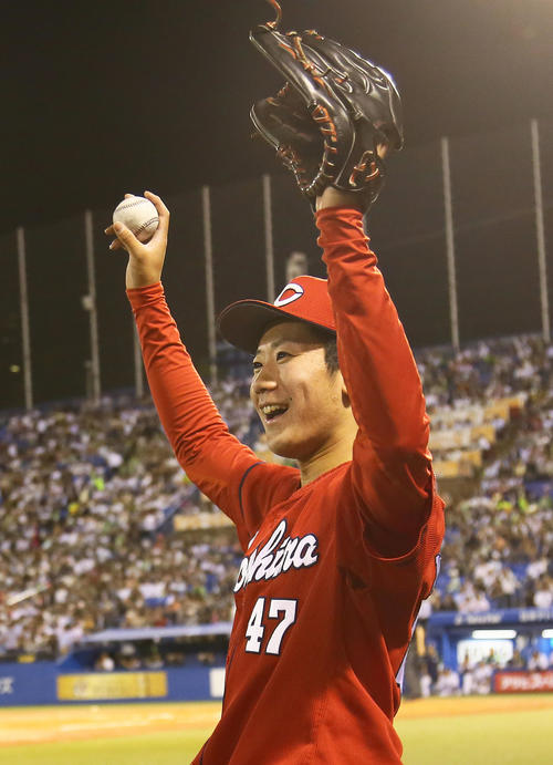 6回表1死一、三塁、田中広の本塁打をバンザイで喜ぶ山口（撮影・足立雅史）