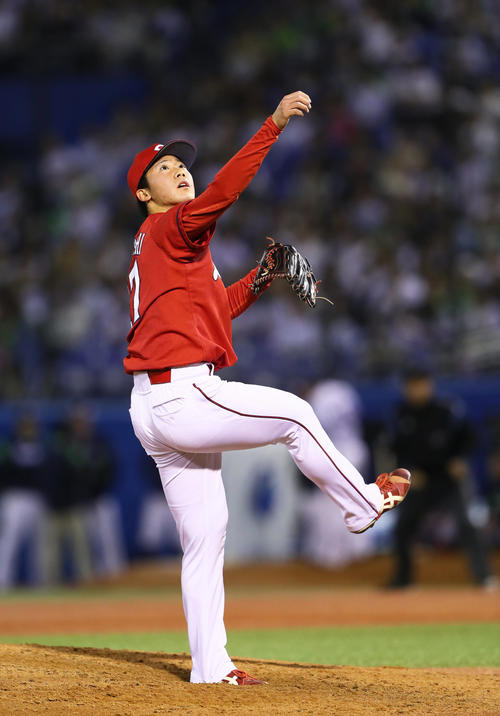 7回裏2死、村上の打球方向を見る山口（撮影・足立雅史）