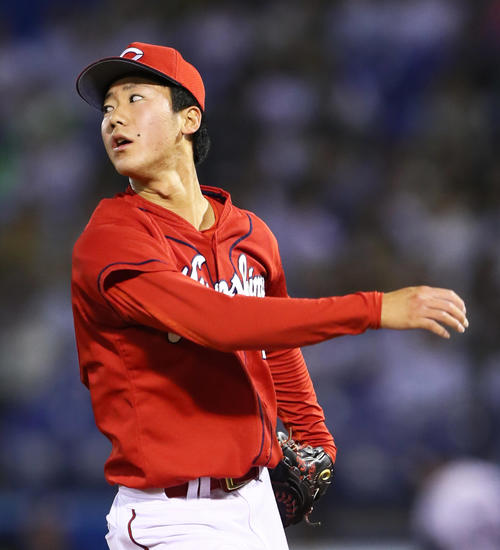 7回裏2死、村上にチーム初安打を許す山口（撮影・足立雅史）