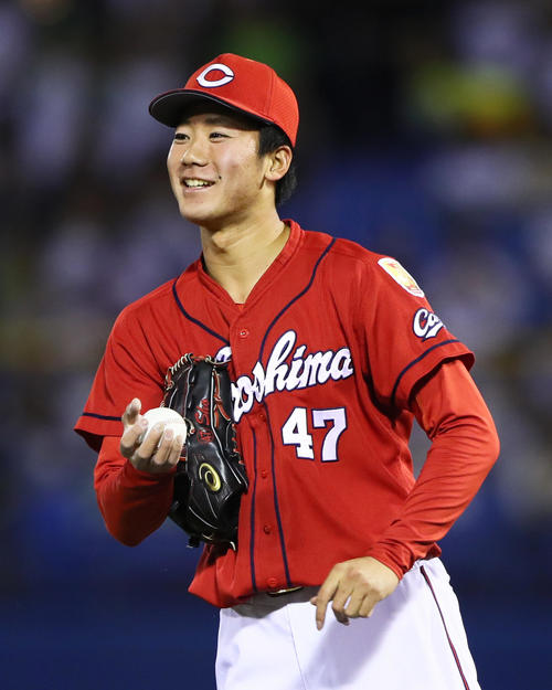 7回裏2死、村上にチーム初安打を許し苦笑いする山口（撮影・足立雅史）