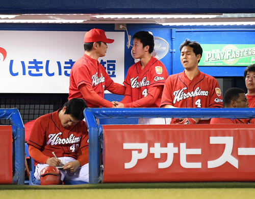 7回を投げ1安打無失点と好投した山口に声をかける緒方監督（撮影・たえ見朱実）