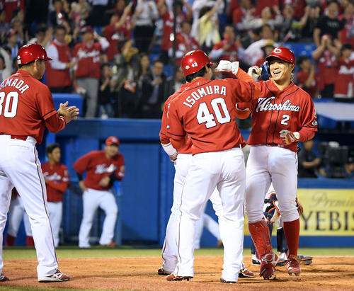 6回表1死一、三塁、中越え本塁打を放ち笑顔を見せる田中広（撮影・たえ見朱実）