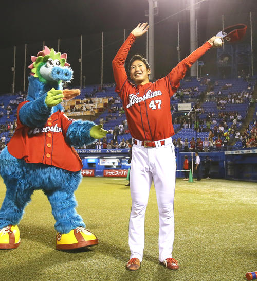 ヤクルト対広島　プロ初勝利を挙げた広島山口はスタンドの声援に手を振って応える（撮影・足立雅史）