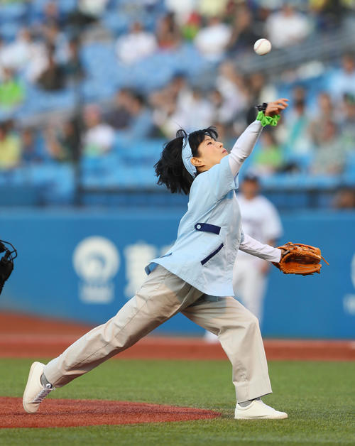始球式を務めたヤクルトファンでタレントの磯野貴理子（撮影・足立雅史）