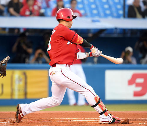 1回表2死一塁、右前に安打を放つ西川（撮影・たえ見朱実）