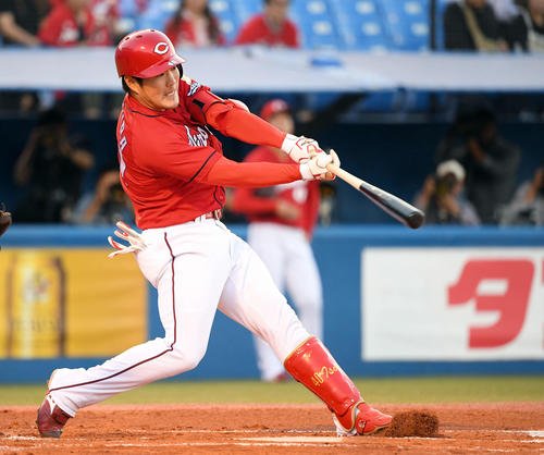 1回表2死一、三塁、中前に2点適時二塁打を放つ磯村（撮影・たえ見朱実）