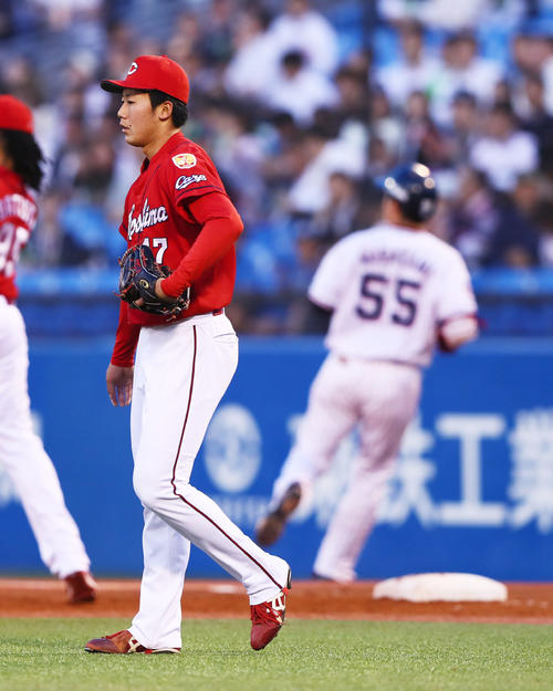 2回裏無死、村上（後方）を二ゴロに仕留める山口（撮影・足立雅史）