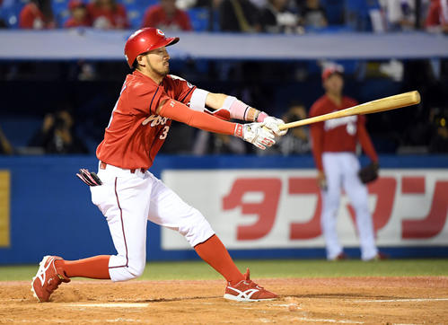 4回表2死二塁、左前に適時打を放つ菊池涼（撮影・たえ見朱実）