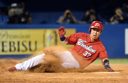 4回表2死二塁、菊池涼の適時打の適時打で生還する野間（撮影・たえ見朱実）