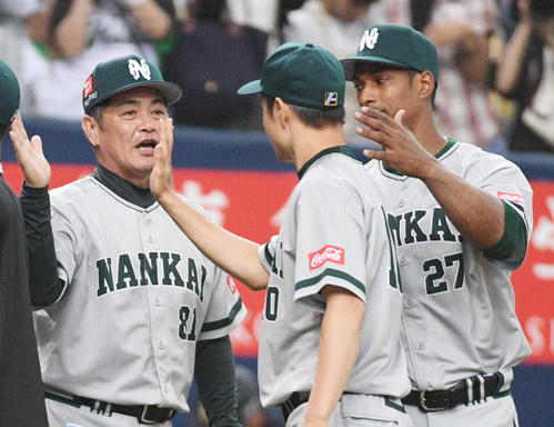 勝利し大竹（中央）を迎える工藤監督。右はグラシアル（撮影・渦原淳）