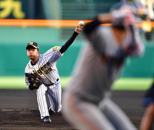 1回表巨人1死、坂本勇に対し投げ込む先発高橋遥（撮影・清水貴仁）