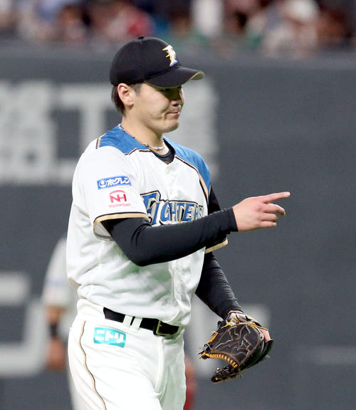 日本ハム対ロッテ　7回表ロッテ2死、中村奨を三振にとり指を差す日本ハム有原（撮影・佐藤翔太）