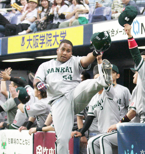 オリックス対ソフトバンク　6回表ソフトバンク1死一塁、デスパイネは2点本塁打を放ちベンチ前でポーズを決める（撮影・上山淳一）
