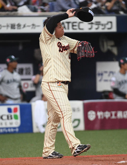 オリックス対ソフトバンク　8回表ソフトバンク2死二、三塁とピンチが続き汗をぬぐう沢田圭佑（撮影・渦原淳）