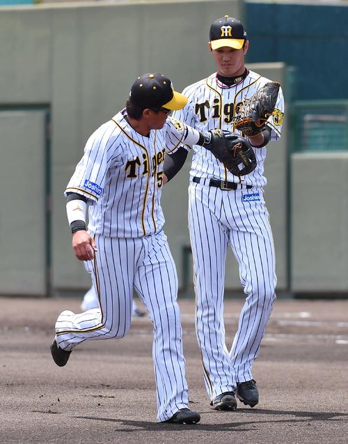 2回表オリックス2死一塁、岡崎のゴロをさばいた三塁手陽川（左）とグラブタッチする藤浪（撮影・上田博志）