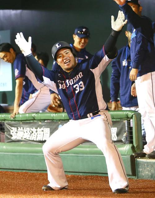 「どすこいポーズ」を決める山川（2019年5月29日撮影）