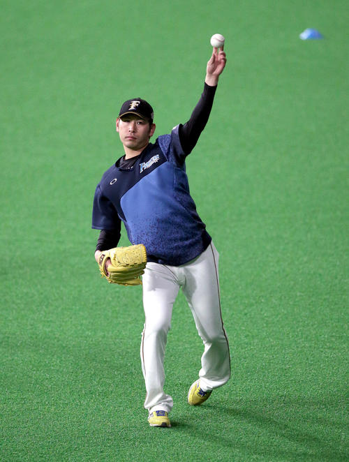 日本ハム対ロッテ　試合前、キャッチボールをする日本ハム加藤（撮影・佐藤翔太）