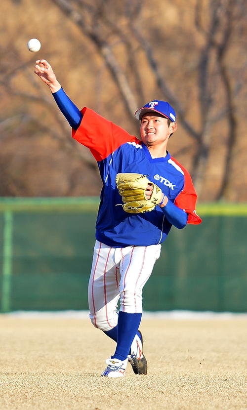 都市対抗出場に向けて遠投を行うTDK小木田（撮影・鎌田直秀）