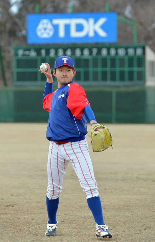 チーム6年ぶりの都市対抗出場に向けてキャッチボールするTDK小木田（撮影・鎌田直秀）