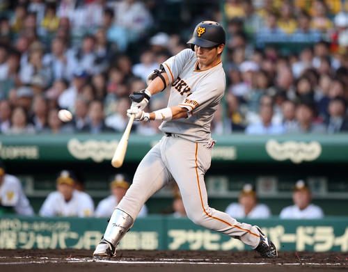阪神対巨人　2回表巨人無死一塁、2点本塁打を放つ大城（撮影・狩俣裕三）