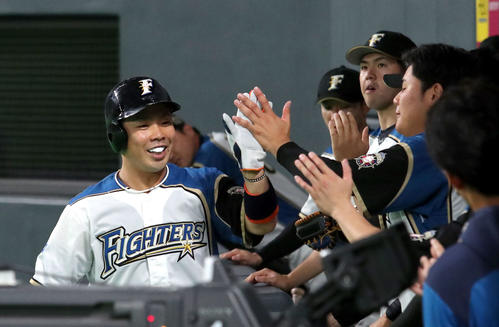 日本ハム対ロッテ　1回裏日本ハム2死一、三塁、渡辺の左前適時打で生還する三塁走者の近藤（撮影・佐藤翔太）