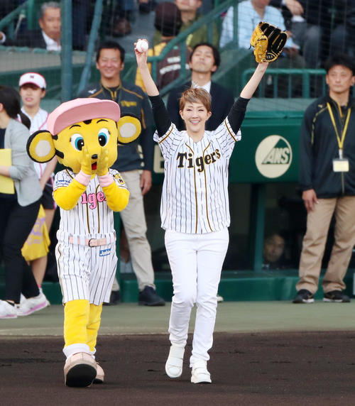 阪神対巨人　始球式に登場する星組トップスターの紅ゆずる（撮影・加藤哉）