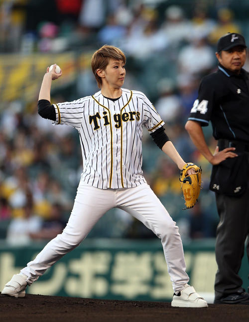阪神対巨人　始球式を務める宝塚星組トップスター紅ゆずる（撮影・狩俣裕三）