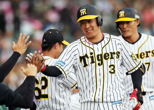 阪神対巨人　1回裏阪神1死一、三塁、先制の3点本塁打を放ち、ナインに迎えられ笑顔を見せる大山（手前）（撮影・前田充）