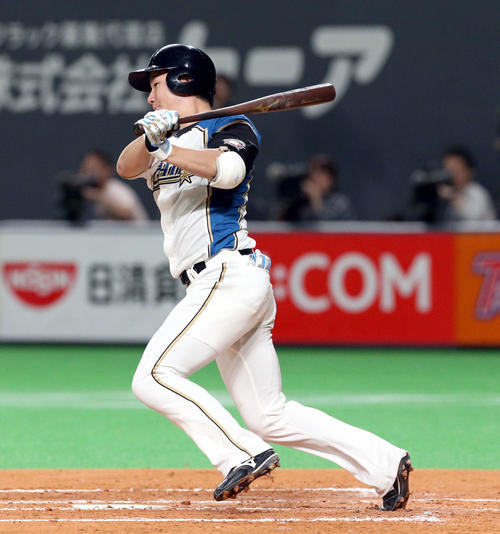 日本ハム対ロッテ　1回裏日本ハム2死一、三塁、渡辺は左前適時打を放つ（撮影・佐藤翔太）