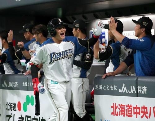 日本ハム対ロッテ　4回裏日本ハム1死一、二塁、中越え3点本塁打を放ちチームメートに出迎えられる清宮（撮影・佐藤翔太）