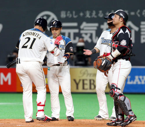 日本ハム対ロッテ　4回裏日本ハム1死一、二塁、中越え3点本塁打を放ち近藤と中田に出迎えられる清宮（撮影・佐藤翔太）