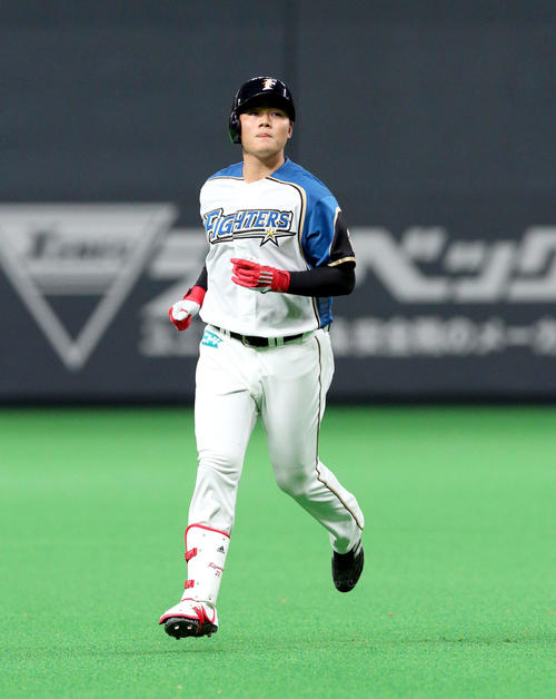 日本ハム対ロッテ　4回裏日本ハム1死一、二塁、清宮は中越え3点本塁打を放つ（撮影・佐藤翔太）