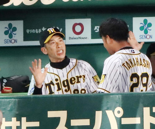 阪神対巨人　7回の投球を終えた高橋遥（右）をタッチで迎える矢野監督（撮影・加藤哉）