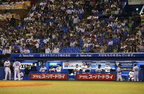 5回途中で小川（中央左）が降板し、静まりかえるヤクルトベンチ（撮影・足立雅史）